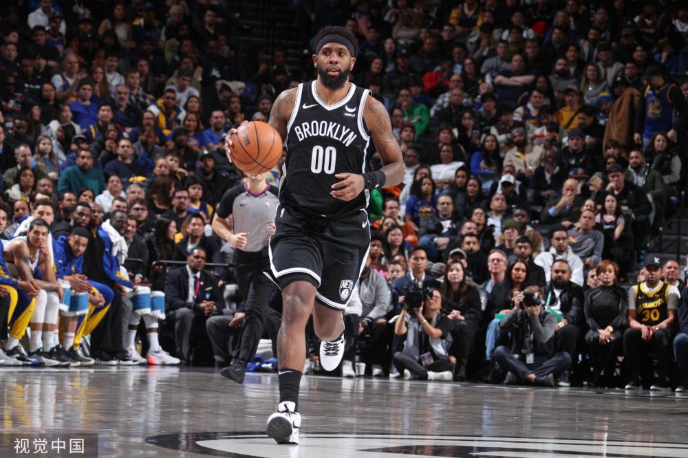 在替补席上 在替补席上